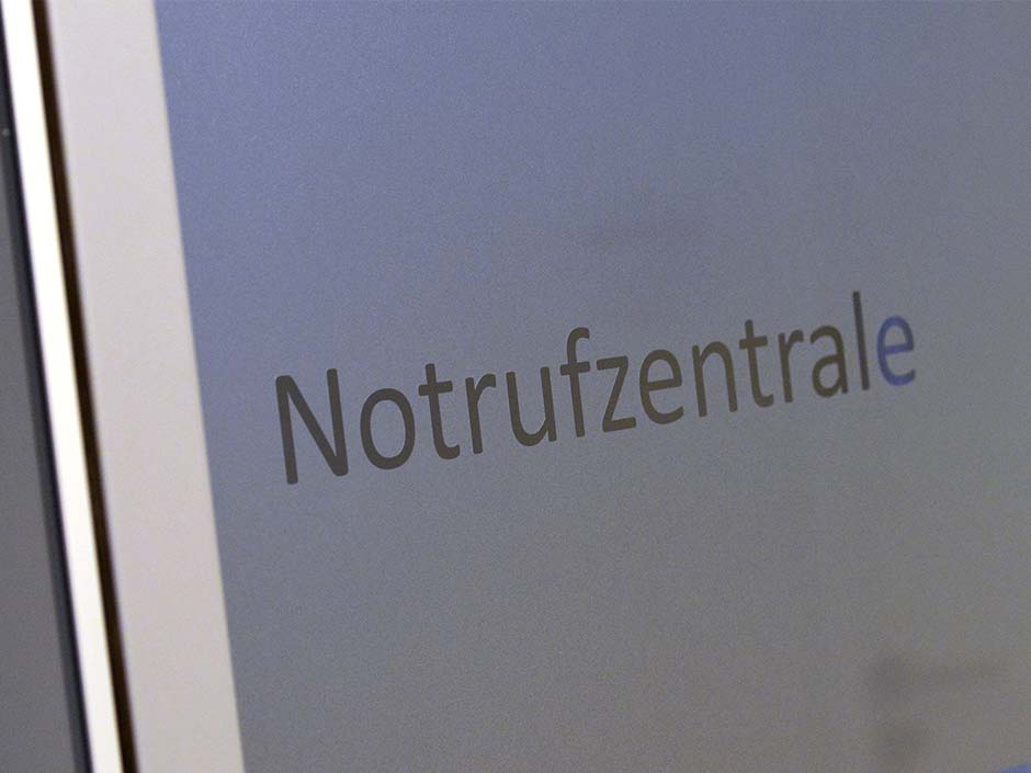 Tür zur TASSO-Notrufzentrale.